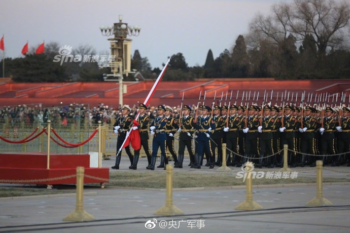 解放军仪仗队首次执行天安门升旗仪式